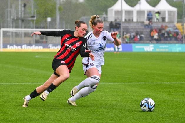 20.04.2024, GER, Fußball, Google Pixel Frauen-Bundesliga, 2023 2024, Eintracht Frankfurt - 1. FC Nürnberg Lisanne Gräwe (8 Frankfurt) und Selma Magnusdottir (37 Nürnberg) im Zweikampf. Frankfurt am Main Stadion am Brentanobad Hessen Deutschland