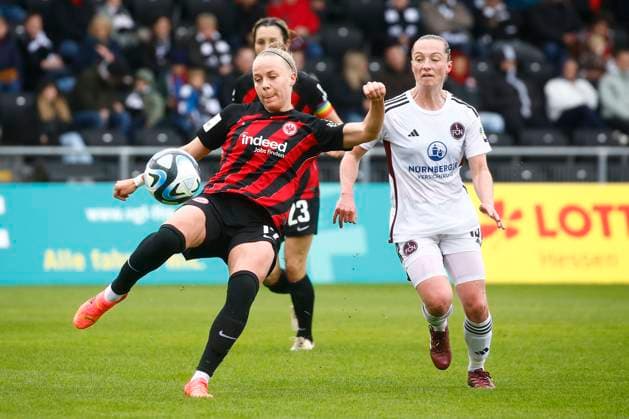 20.04.2024, xavx, Fussball 1.Bundesliga Damen, Eintracht Frankfurt Frauen - 1.FC Nürnberg emspor, v.l. Pia-Sophie Wolter (Eintracht Frankfurt), Vanessa Haim (1.FC Nürnberg) (DFL DFB REGULATIONS PROHIBIT ANY USE OF PHOTOGRAPHS as IMAGE SEQUENCES and or QUASI-VIDEO) Frankfurt am Main