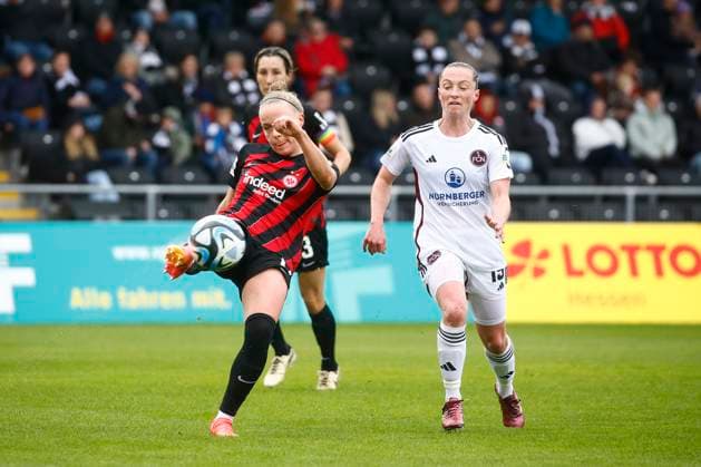 20.04.2024, xavx, Fussball 1.Bundesliga Damen, Eintracht Frankfurt Frauen - 1.FC Nürnberg emspor, v.l. Pia-Sophie Wolter (Eintracht Frankfurt), Vanessa Haim (1.FC Nürnberg) (DFL DFB REGULATIONS PROHIBIT ANY USE OF PHOTOGRAPHS as IMAGE SEQUENCES and or QUASI-VIDEO) Frankfurt am Main