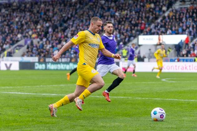 Marvin Rittmueller (Eintracht Braunschweig, 18), Lex Tyger Lobinger (VfL Osnabrueck, 21) GER, VfL Osnabrueck vs. Eintracht Braunschweig, Fußball, 2. Bundesliga, 30. Spieltag, Spielzeit 2023 2024, 19.04.2024 DFL REGULATIONS PROHIBIT ANY USE OF PHOTOGRAPHS AS IMAGE SEQUENCES AND OR QUASI-VIDEO VfL Osnabrueck vs. Eintracht Braunschweig, Fußball, 2. Bundesliga, 30. Spieltag, Spielzeit 2023 2024, 20.04.2024 Osnabrueck