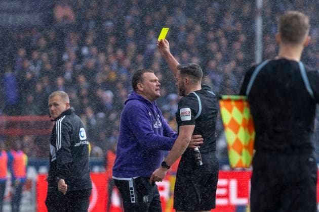 Sport Themen der Woche KW16 Sport Bilder des Tages Gelbe Karte fuer Uwe Koschinat (VfL Osnabrueck, Trainer) GER, VfL Osnabrueck vs. Eintracht Braunschweig, Fußball, 2. Bundesliga, 30. Spieltag, Spielzeit 2023 2024, 19.04.2024 DFL REGULATIONS PROHIBIT ANY USE OF PHOTOGRAPHS AS IMAGE SEQUENCES AND OR QUASI-VIDEO VfL Osnabrueck vs. Eintracht Braunschweig, Fußball, 2. Bundesliga, 30. Spieltag, Spielzeit 2023 2024, 20.04.2024 Osnabrueck *** Yellow card for Uwe Koschinat VfL Osnabrueck, Coach GER, VfL Osnabrueck vs Eintracht Braunschweig, Football, 2 Bundesliga, Matchday 30, Season 2023 2024, 19 04 2024 DFL REGULATES PROHIBIT ANY USE OF PHOTOGRAPHS AS IMAGE SEQUENCES AND OR QUASI VIDEO VfL Osnabrueck vs Eintracht Braunschweig, Football, Bundesliga 2, Matchday 30, Season 2023 2024, 20 04 2024 Osnabrueck Copyright: xEibner-Pressefoto FabioxDeinertx EP_FDT