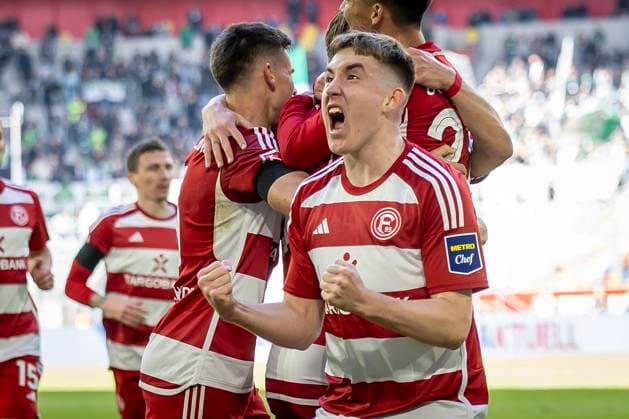 Fortuna Düsseldorf - SpVgg Greuther Fürth, 20.04.2024 Torjubel: Vincent Vermeij (Fortuna Düsseldorf, 9) trifft zum 1:0; Fortuna Düsseldorf, Isak Bergmann Johannesson (Fortuna Düsseldorf, 8) freut sich- SpVgg Greuther Fürth am 30. Spieltag der 2. Fussball-Bundesliga am 20.04 2024 in der Merkur Spiel-Arena in Düsseldorf. DFL REGULATIONS PROHIBIT ANY USE OF PHOTOGRAPHS AS IMAGE SEQUENCES AND OR QUASI-VIDEO.