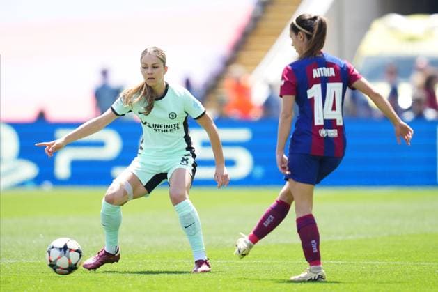 Melanie Leupolz of Chelsea and Germany and Aitana Bonmati of FC Barcelona, Barca FC Barcelona v Chelsea FC. UEFA Women s Champions League match. Semi-Finals, first leg, Football, Lluis Companys Stadium, Barcelona, Spain - 20 April 2024 Editorial use only  Copyright: xBaguxBlanco Shutterstockx 14442649k