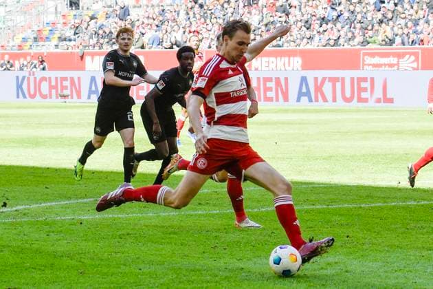Vincent Vermeij ( 9, Fortuna Duesseldorf) erzielt das Tor zum 1:0 20.04.2024 Fussball Fortuna Duesseldorf vs SpVgg Greuther Fuerth, Merkur Spiel-Arena, Duesseldorf, DFB DFL REGULATIONS PROHIBIT ANY USE OF PHOTOGRAPHS AS IMAGE SEQUENCES AND OR QUASI-VIDEO NRW Germany