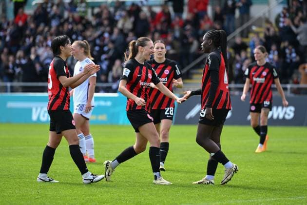 20.04.2024, GER, Fußball, Google Pixel Frauen-Bundesliga, 2023 2024, Eintracht Frankfurt - 1. FC Nürnberg Remina Chiba (links, Frankfurt) und Lara Prasnikar (mittig, Frankfurt) freuen sich mit Nicole Anyomi (19 Frankfurt) über ihr Tor und den 3:1 Führungstreffer. Frankfurt am Main Stadion am Brentanobad Hessen Deutschland
