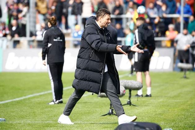 20.04.2024, xavx, Fussball 1.Bundesliga Damen, Eintracht Frankfurt Frauen - 1.FC Nürnberg emspor, v.l. Trainer Niko Arnautis (Eintracht Frankfurt) gibt Anweisungen, gestikuliert, mit den Armen gestikulieren, gives instructions, gesticulate. (DFL DFB REGULATIONS PROHIBIT ANY USE OF PHOTOGRAPHS as IMAGE SEQUENCES and or QUASI-VIDEO) Frankfurt am Main
