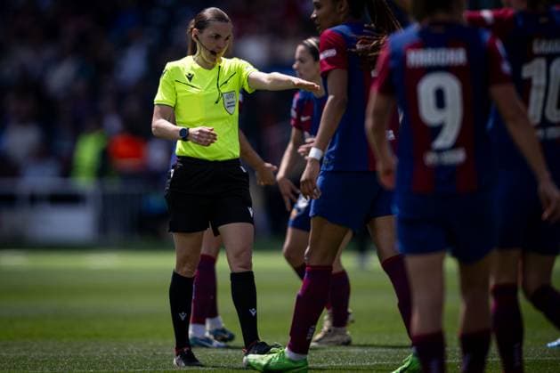 The referee gestures during a Women s UEFA Champions League first-leg semifinal match between FC Barcelona, Barca and Chelsea Women at Estadi Olimpic Lluis Companys, in Barcelona, ,Spain on April 20, 2024. Photo by Felipe Mondino Copyright: x@FELIPExMONDINOx