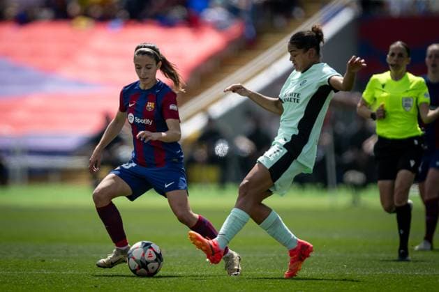 Jessica Carter (Chelsea Women) controls the ballduring a Women s UEFA Champions League first-leg semifinal match between FC Barcelona, Barca and Chelsea Women at Estadi Olimpic Lluis Companys, in Barcelona, ,Spain on April 20, 2024. Photo by Felipe Mondino Copyright: x@FELIPExMONDINOx