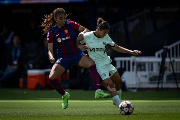 Jessica Carter (Chelsea Women) and Salma Paralluelo FC Barcelona, Barca battle for the ball during a Women s UEFA Champions League first-leg semifinal match between FC Barcelona and Chelsea Women at Estadi Olimpic Lluis Companys, in Barcelona, ,Spain on April 20, 2024. Photo by Felipe Mondino Copyright: x@FELIPExMONDINOx
