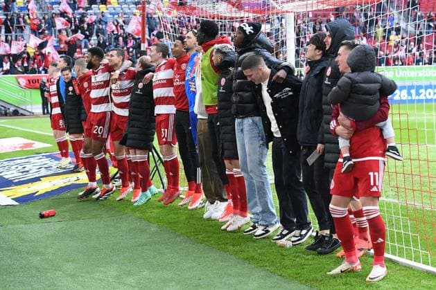 Fußball 2. Bundesliga 30. Spieltag Fortuna Düsseldorf - SpVgg Greuther Fürth am 20.04.2024 in der Merkur Spiel-Arena in Düsseldorf Düsseldorfer Spieler feiern mit ihren Fans den Heimsieg DFL regulations prohibit any use of photographs as image sequences and or quasi-video.
