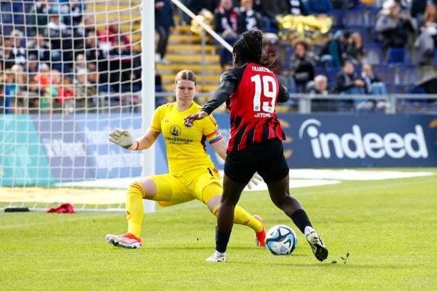20.04.2024, xavx, Fussball 1.Bundesliga Damen, Eintracht Frankfurt Frauen - 1.FC Nürnberg emspor, v.l. Torwart Lea Paulick (1.FC Nürnberg), Nicole Anyomi (Eintracht Frankfurt) (DFL DFB REGULATIONS PROHIBIT ANY USE OF PHOTOGRAPHS as IMAGE SEQUENCES and or QUASI-VIDEO) Frankfurt am Main