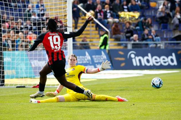 20.04.2024, xavx, Fussball 1.Bundesliga Damen, Eintracht Frankfurt Frauen - 1.FC Nürnberg emspor, v.l. Nicole Anyomi (Eintracht Frankfurt), Torwart Lea Paulick (1.FC Nürnberg) (DFL DFB REGULATIONS PROHIBIT ANY USE OF PHOTOGRAPHS as IMAGE SEQUENCES and or QUASI-VIDEO) Frankfurt am Main