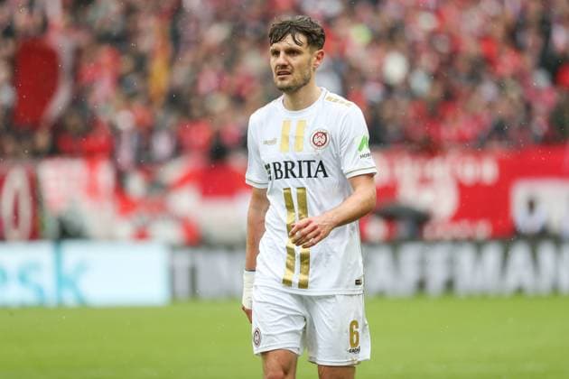 20.04.2024, xusrbx, Fussball 2.Bundesliga, 1.FC Kaiserslautern - SV Wehen Wiesbaden emspor, Gino Fechner (SV Wehen Wiesbaden, 6), Aktion, Einzelbild, Freisteller, Portrait, Gesicht, Oberkoerper, (DFL DFB REGULATIONS PROHIBIT ANY USE OF PHOTOGRAPHS as IMAGE SEQUENCES and or QUASI-VIDEO) Kaiserslautern