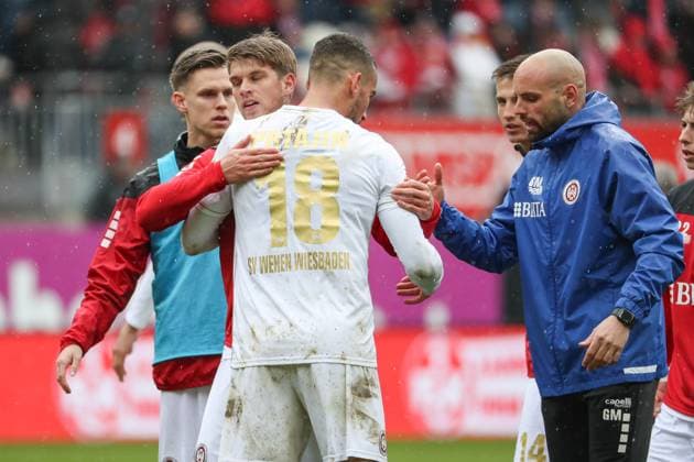 20.04.2024, xusrbx, Fussball 2.Bundesliga, 1.FC Kaiserslautern - SV Wehen Wiesbaden emspor, v.l. Ivan Prtajin (SV Wehen Wiesbaden, 18), Giuliano Modica (Co Trainer SV Wehen Wiesbaden), (DFL DFB REGULATIONS PROHIBIT ANY USE OF PHOTOGRAPHS as IMAGE SEQUENCES and or QUASI-VIDEO) Kaiserslautern