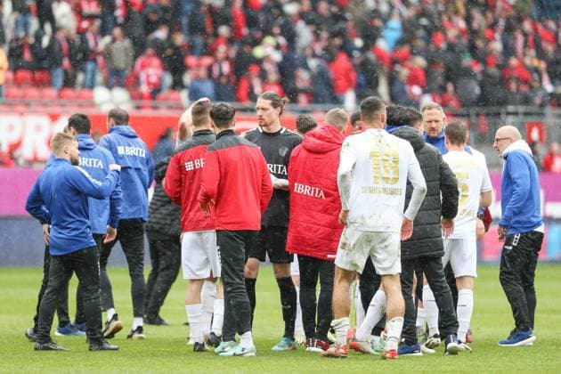 20.04.2024, xusrbx, Fussball 2.Bundesliga, 1.FC Kaiserslautern - SV Wehen Wiesbaden emspor, die Spieler von SV Wehen Wiesbaden, nach dem Spiel, (DFL DFB REGULATIONS PROHIBIT ANY USE OF PHOTOGRAPHS as IMAGE SEQUENCES and or QUASI-VIDEO) Kaiserslautern