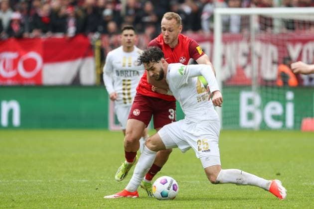 20.04.2024, xusrbx, Fussball 2.Bundesliga, 1.FC Kaiserslautern - SV Wehen Wiesbaden emspor, v.l. Ben Zolinski (1. FC Kaiserslautern, 31), Nikolas Agrafiotis (SV Wehen Wiesbaden, 25), (DFL DFB REGULATIONS PROHIBIT ANY USE OF PHOTOGRAPHS as IMAGE SEQUENCES and or QUASI-VIDEO) Kaiserslautern