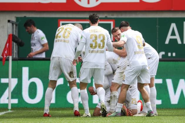 20.04.2024, xusrbx, Fussball 2.Bundesliga, 1.FC Kaiserslautern - SV Wehen Wiesbaden emspor, die Spieler von SV Wehen Wiesbaden, Torjubel, zum Ausgleich, in der 74, Spielminute, Torschuetze zum Ivan Prtajin (SV Wehen Wiesbaden, 18), (DFL DFB REGULATIONS PROHIBIT ANY USE OF PHOTOGRAPHS as IMAGE SEQUENCES and or QUASI-VIDEO) Kaiserslautern