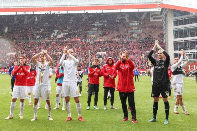 20.04.2024, xusrbx, Fussball 2.Bundesliga, 1.FC Kaiserslautern - SV Wehen Wiesbaden emspor, v.l. die Spieler von SV Wehen Wiesbaden, nach dem Spiel, (DFL DFB REGULATIONS PROHIBIT ANY USE OF PHOTOGRAPHS as IMAGE SEQUENCES and or QUASI-VIDEO) Kaiserslautern