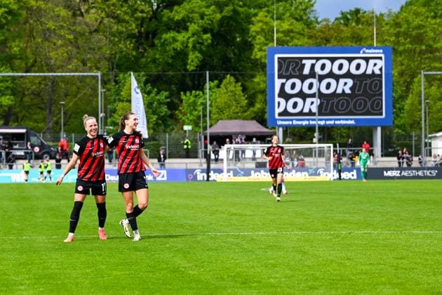 20.04.2024, GER, Fußball, Google Pixel Frauen-Bundesliga, 2023 2024, Eintracht Frankfurt - 1. FC Nürnberg Lara Prasnikar (7 Frankfurt) jubelt mit Pia-Sophie Wolter (17 Frankfurt). Frankfurt am Main Stadion am Brentanobad Hessen Deutschland