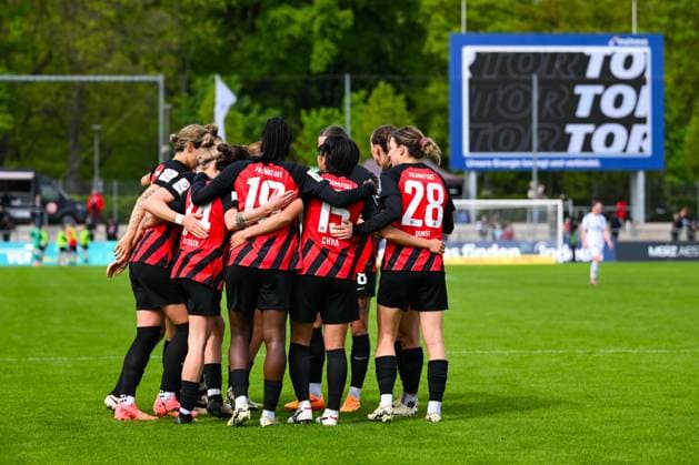 20.04.2024, GER, Fußball, Google Pixel Frauen-Bundesliga, 2023 2024, Eintracht Frankfurt - 1. FC Nürnberg Die Frauen von Eintracht Frankfurt bejubeln gemeinsam das 4:1. Frankfurt am Main Stadion am Brentanobad Hessen Deutschland