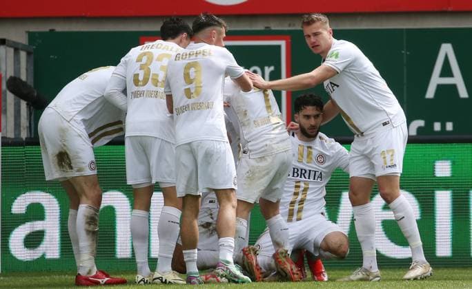 1:1 Ausgleich für Wehen Wiesbaden durch Ivan Prtajin (18, Wehen Wiesbaden) 20.04.2024, Fußball, 2. Bundesliga, FC Kaiserslautern - SV Wehen Wiesbaden, 30. Spieltag, Saison 2023 24, Fritz Walter Stadion, Kaiserslautern, Deutschland, zmdz, ** DFB & DFL regulations prohibit any use of photographs as image sequences and or quasi-video. ** FC Kaiserslautern - SV Wehen Wiesbaden