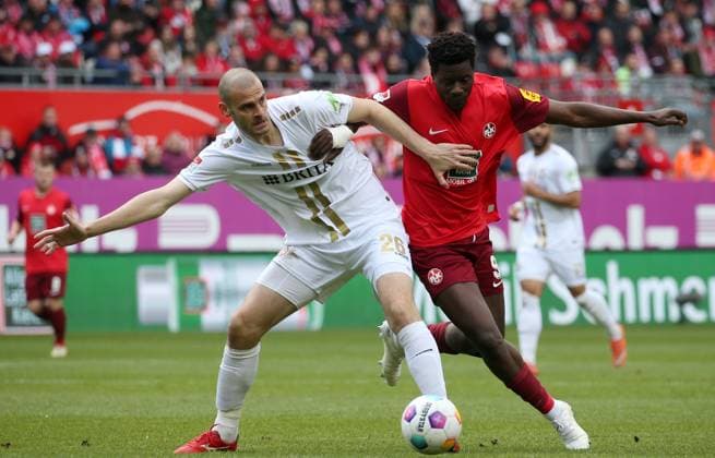 Aleksandar Vukotic (26, Wehen Wiesbaden), Ragnar Ache (9, FC Kaiserslautern) 20.04.2024, Fußball, 2. Bundesliga, FC Kaiserslautern - SV Wehen Wiesbaden, 30. Spieltag, Saison 2023 24, Fritz Walter Stadion, Kaiserslautern, Deutschland, zmdz, ** DFB & DFL regulations prohibit any use of photographs as image sequences and or quasi-video. ** FC Kaiserslautern - SV Wehen Wiesbaden