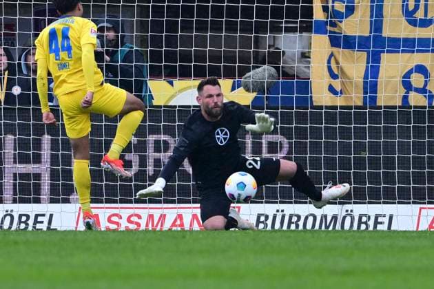 Philipp Kuehn 22 (Osnabrueck), VfL Osnabrueck vs. Eintracht Braunschweig, Fussball, 2. Bundesliga, 30. Spieltag, 20.04.2024 DFB regulations prohibit any use of photographs as image sequences and or quasi-video Osnabrueck Niedersachsen Deutschland