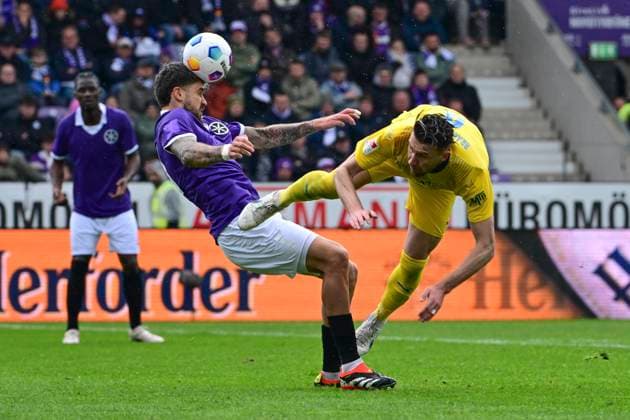 Ermin Bicakcic 6 (Braunschweig) im Zweikampf, Aktion, mit Lex Tyger Lobinger 21 (Osnabrueck), VfL Osnabrueck vs. Eintracht Braunschweig, Fussball, 2. Bundesliga, 30. Spieltag, 20.04.2024 DFB regulations prohibit any use of photographs as image sequences and or quasi-video Osnabrueck Niedersachsen Deutschland
