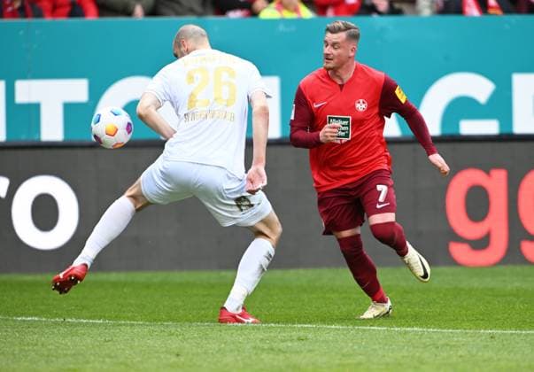 Fussball - 2. Bundesliga - Saison 2023 24 Kaiserslautern - Fritz-Walter-Stadion 20.04.2024 1. FC Kaiserslautern (fck) - SV Wehen-Wiesbaden (ww)1:1 Aleksandar VUKOTIC (SV Wehen-Wiesbaden). Li - Marlon RITTER (1. FC Kaiserslautern) Fussball - 2. Bundesliga - 1. FC Kaiserslautern