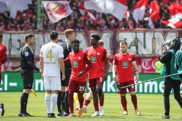 20.04.2024, xusrbx, Fussball 2.Bundesliga, 1.FC Kaiserslautern - SV Wehen Wiesbaden emspor, die Spieler beider Mannschaften vor dem Spiel, (DFL DFB REGULATIONS PROHIBIT ANY USE OF PHOTOGRAPHS as IMAGE SEQUENCES and or QUASI-VIDEO) Kaiserslautern