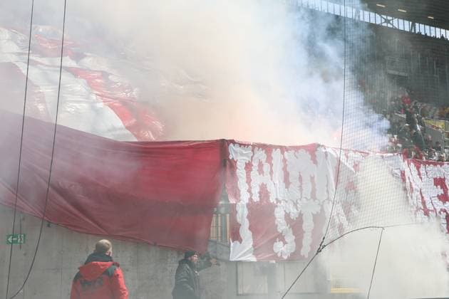 20.04.2024, xusrbx, Fussball 2.Bundesliga, 1.FC Kaiserslautern - SV Wehen Wiesbaden emspor, die Fans von SV Wehen Wiesbaden, Feuer, Rauch, Bengali, Feuerwerk, Rauchbombe, (DFL DFB REGULATIONS PROHIBIT ANY USE OF PHOTOGRAPHS as IMAGE SEQUENCES and or QUASI-VIDEO) Kaiserslautern