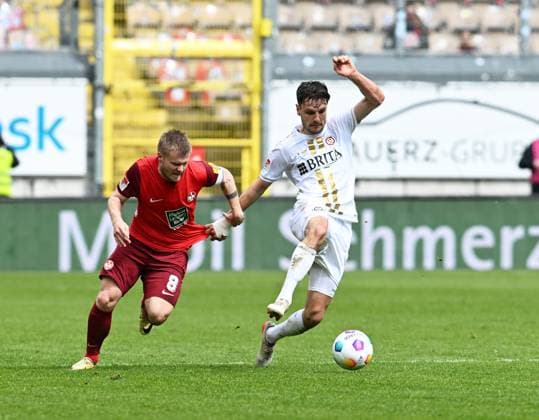 Fussball - 2. Bundesliga - Saison 2023 24 Kaiserslautern - Fritz-Walter-Stadion 20.04.2024 1. FC Kaiserslautern (fck) - SV Wehen-Wiesbaden (ww)1:1 Jean ZIMMER (1. FC Kaiserslautern), li - Gino FECHNER (SV Wehen-Wiesbaden) Fussball - 2. Bundesliga - 1. FC Kaiserslautern