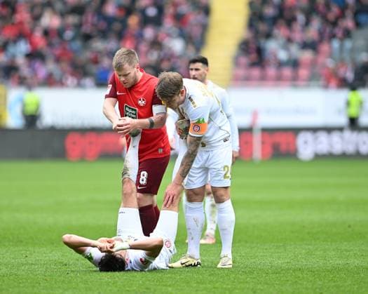 Fussball - 2. Bundesliga - Saison 2023 24 Kaiserslautern - Fritz-Walter-Stadion 20.04.2024 1. FC Kaiserslautern (fck) - SV Wehen-Wiesbaden (ww)1:1 Erste Hilfe: Jean ZIMMER (1. FC Kaiserslautern),li, und Marcus MATHISEN (SV Wehen-Wiesbaden),re, helfen Robin HEUSSER (SV Wehen-Wiesbaden) Fussball - 2. Bundesliga - 1. FC Kaiserslautern