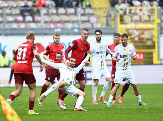 Fussball - 2. Bundesliga - Saison 2023 24 Kaiserslautern - Fritz-Walter-Stadion 20.04.2024 1. FC Kaiserslautern (fck) - SV Wehen-Wiesbaden (ww)1:1 Keenan BENNETTS (SV Wehen-Wiesbaden), mi - Filip KALOC (1. FC Kaiserslautern), dahinter Fussball - 2. Bundesliga - 1. FC Kaiserslautern