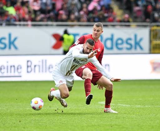 Fussball - 2. Bundesliga - Saison 2023 24 Kaiserslautern - Fritz-Walter-Stadion 20.04.2024 1. FC Kaiserslautern (fck) - SV Wehen-Wiesbaden (ww)1:1 Keenan BENNETTS (SV Wehen-Wiesbaden),li - Filip KALOC (1. FC Kaiserslautern) Fussball - 2. Bundesliga - 1. FC Kaiserslautern
