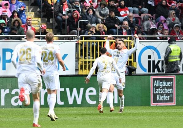 Fussball - 2. Bundesliga - Saison 2023 24 Kaiserslautern - Fritz-Walter-Stadion 20.04.2024 1. FC Kaiserslautern (fck) - SV Wehen-Wiesbaden (ww)1:1 Ivan PRTAJIN (SV Wehen-Wiesbaden),re, jubelt nach dem 1:1 Fussball - 2. Bundesliga - 1. FC Kaiserslautern