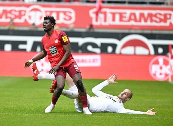 Fussball - 2. Bundesliga - Saison 2023 24 Kaiserslautern - Fritz-Walter-Stadion 20.04.2024 1. FC Kaiserslautern (fck) - SV Wehen-Wiesbaden (ww)1:1 Ragnar ACHE (1. FC Kaiserslautern), li - Aleksandar VUKOTIC (SV Wehen-Wiesbaden) Fussball - 2. Bundesliga - 1. FC Kaiserslautern
