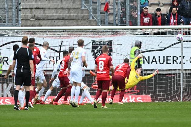 Fussball - 2. Bundesliga - Saison 2023 24 Kaiserslautern - Fritz-Walter-Stadion 20.04.2024 1. FC Kaiserslautern (fck) - SV Wehen-Wiesbaden (ww)1:1 Torwart Julian KRAHL (1. FC Kaiserslautern) verhindert ein Tor Fussball - 2. Bundesliga - 1. FC Kaiserslautern
