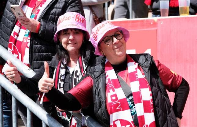 Fussball - 2. Bundesliga - Saison 2023 24 Kaiserslautern - Fritz-Walter-Stadion 20.04.2024 1. FC Kaiserslautern (fck) - SV Wehen-Wiesbaden (ww)1:1 Betzegirls Fussball - 2. Bundesliga - 1. FC Kaiserslautern