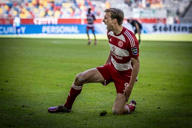 Fortuna Düsseldorf - SpVgg Greuther Fürth, 20.04.2024 Torjubel: Vincent Vermeij (Fortuna Düsseldorf, 9) trifft zum 1:0; Fortuna Düsseldorf - SpVgg Greuther Fürth am 30. Spieltag der 2. Fussball-Bundesliga am 20.04 2024 in der Merkur Spiel-Arena in Düsseldorf. DFL REGULATIONS PROHIBIT ANY USE OF PHOTOGRAPHS AS IMAGE SEQUENCES AND OR QUASI-VIDEO.