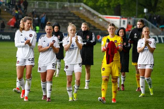 20.04.2024, xavx, Fussball 1.Bundesliga Damen, Eintracht Frankfurt Frauen - 1.FC Nürnberg emspor, v.l. Enttäuschte Spielerinnen vom 1.FC Nürnberg bedankt bedanken sich bei den Fans (DFL DFB REGULATIONS PROHIBIT ANY USE OF PHOTOGRAPHS as IMAGE SEQUENCES and or QUASI-VIDEO) Frankfurt am Main