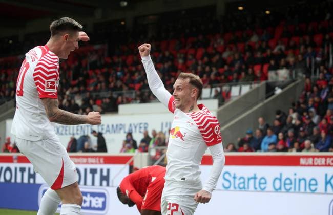 Sport Themen der Woche KW16 Sport Bilder des Tages 20.04.24 1. FC Heidenheim - RB Leipzig Deutschland, Heidenheim, 20.04.2024, Fussball, Bundesliga, 1. FC Heidenheim - RB Leipzig: v.l. Benjamin Sesko, David Raum (beide RB Leipzig); Jubel Tor 0:1 Sesko. *** 20 04 24 1 FC Heidenheim RB Leipzig Germany, Heidenheim, 20 04 2024, Soccer, Bundesliga, 1 FC Heidenheim RB Leipzig v l Benjamin Sesko, David Raum both RB Leipzig Cheering Goal 0 1 Sesko