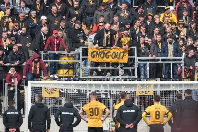 Sport Themen der Woche KW16 Sport Bilder des Tages Fans der SG Dynamo Dresden unzufrieden mit der Leistung ihres Teams. Dynamo Dresden vs. FC Viktoria Koeln, Fussball, 3. Liga, 34. Spieltag, Saison 2023 2024, 20.04.2024 DFB DFL REGULATIONS PROHIBIT ANY USE OF PHOTOGRAPHS AS IMAGE SEQUENCES AND OR QUASI-VIDEO SG Dynamo Dresden vs. FC Viktoria Koeln, Fussball, 3. Liga, 34. Spieltag, Saison 2023 2024, 20.04.2024 Dresden *** Fans of SG Dynamo Dresden dissatisfied with the performance of their team Dynamo Dresden vs FC Viktoria Koeln, Football, 3 Liga, Matchday 34, Season 2023 2024, 20 04 2024 DFB DFL REGULATIONS PROHIBIT ANY USE OF PHOTOGRAPHS AS IMAGE SEQUENCES AND OR QUASI VIDEO SG Dynamo Dresden vs FC Viktoria Koeln, Football, 3 Liga, Matchday 34, Season 2023 2024, 20 04 2024 Dresden Copyright: xEibner-Pressefoto BertxHarzerx EP_BHR