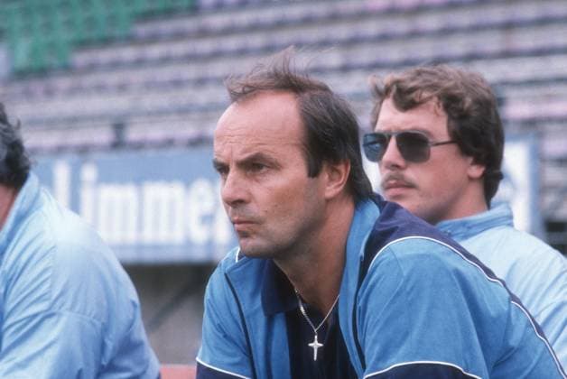 Gerd Roggensack (Fußballtrainer) ca. 1987 Gerd Roggensack bei einem Fußballspiel ca. 1987 Deutschland deutsch Deutscher Mann Fußball Ex Fußballspieler Stürmer Trainer Sportler ehemalig ehemaliger german soccer former player kicker coach quer Porträt halb sitzend Trainerbank neutral *** Gerd Roggensack soccer coach ca 1987 Gerd Roggensack at a soccer match ca 1987 Germany german man soccer ex soccer player striker coach sport athlete former former german soccer former player kicker coach landscape portrait half sitting coach bench neutral