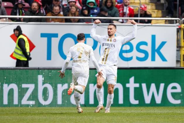 Ivan Prtajin (SV Wehen Wiesbaden) bejubelt den Treffer zum 1:1 mit Robin Heusser (SV Wehen Wiesbaden), 1. FC Kaiserslautern vs SV Wehen Wiesbaden, Fussball, 2. Bundesliga, Saison 2023 2024, 30. Spieltag, 20.04.2024 1. FC Kaiserslautern vs SV Wehen Wiesbaden, Fussball, 2. Bundesliga, Saison 2023 2024, 30. Spieltag, 20.04.2024 Kaiserslautern