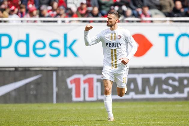 Ivan Prtajin (SV Wehen Wiesbaden) bejubelt den Treffer zum 1:1, 1. FC Kaiserslautern vs SV Wehen Wiesbaden, Fussball, 2. Bundesliga, Saison 2023 2024, 30. Spieltag, 20.04.2024 1. FC Kaiserslautern vs SV Wehen Wiesbaden, Fussball, 2. Bundesliga, Saison 2023 2024, 30. Spieltag, 20.04.2024 Kaiserslautern