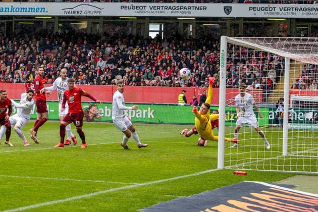 20.04.2024, Fußball 2. Bundesliga, Saison 2023 24, 30. Spieltag: 1. FC Kaiserslautern gegen SV Wehen Wiesbaden (1:1). In dieser Situation gelang Wehen Wiesbaden noch kein Treffer