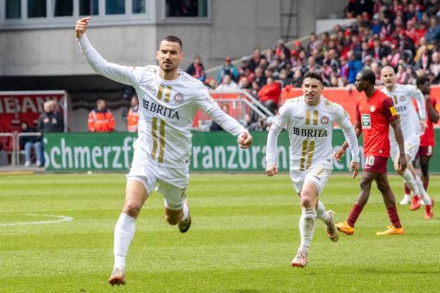 20.04.2024, Fußball 2. Bundesliga, Saison 2023 24, 30. Spieltag: 1. FC Kaiserslautern gegen SV Wehen Wiesbaden (1:1). Großer Jubel nach dem Ausgleichstreffer durch Ivan Prtajin (18, SV Wehen Wiesbaden)