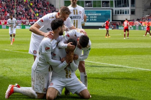 20.04.2024, Fußball 2. Bundesliga, Saison 2023 24, 30. Spieltag: 1. FC Kaiserslautern gegen SV Wehen Wiesbaden (1:1). Großer Jubel nach dem Ausgleichstreffer durch Ivan Prtajin (18, SV Wehen Wiesbaden)