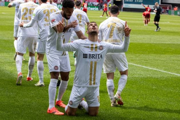 Sport Bilder des Tages 20.04.2024, Fußball 2. Bundesliga, Saison 2023 24, 30. Spieltag: 1. FC Kaiserslautern gegen SV Wehen Wiesbaden (1:1). Großer Jubel nach dem Ausgleichstreffer durch Ivan Prtajin (18, SV Wehen Wiesbaden)